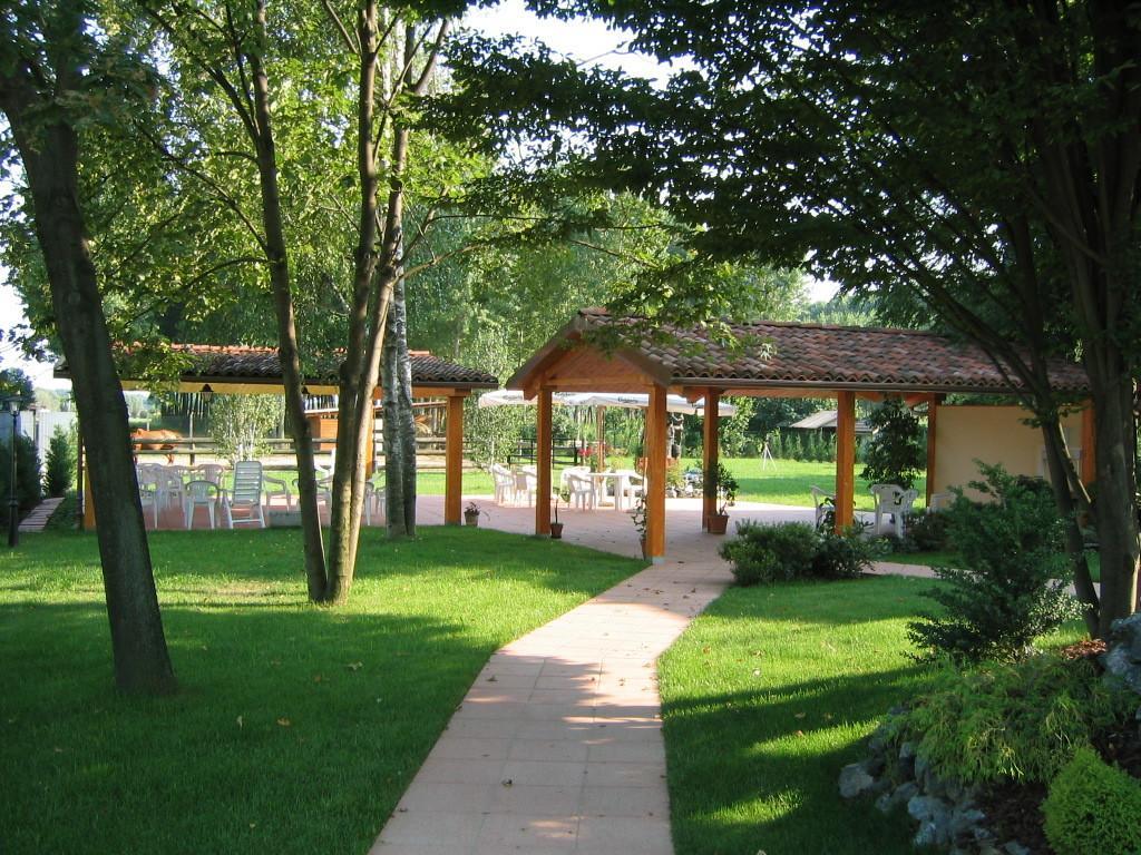 Hotel Quo Vadis None Bagian luar foto