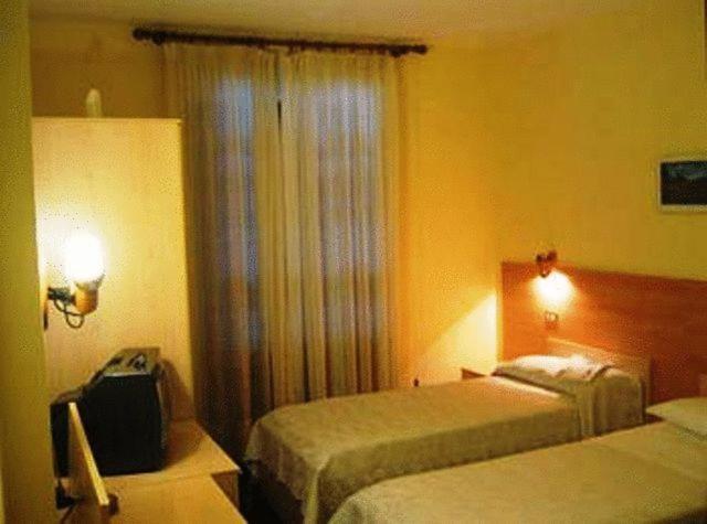 Hotel Quo Vadis None Bagian luar foto